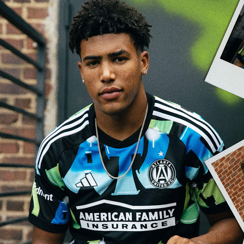 MLSアトランタ、「90年代ヒップホップ・R&B」感がアツい新ユニを発表！落書き風グラフィックが鮮烈｜写真5