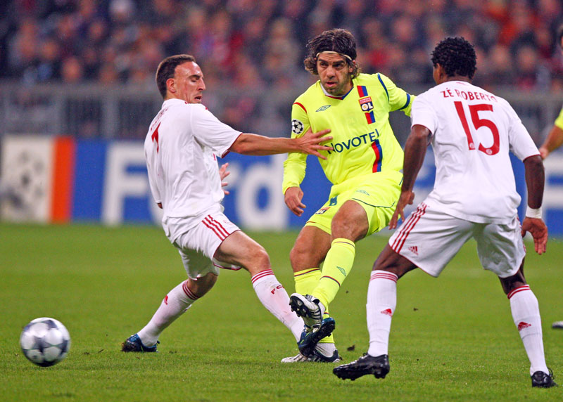 ベンゼマ、“最後のCL”ユニ！リヨン「2008-09サード」 ユニフォーム｜写真3