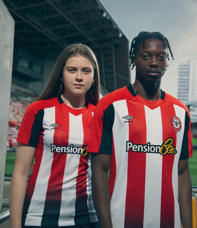 ブレントフォードに“2023-25”新ユニが登場！2シーズン着る理由は「財布と環境に優しく」｜写真6