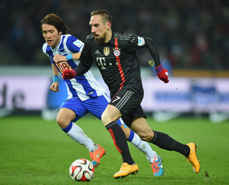 スタイリッシュな黒デザイン！バイエルン「2014-15サード」ユニフォーム｜写真3