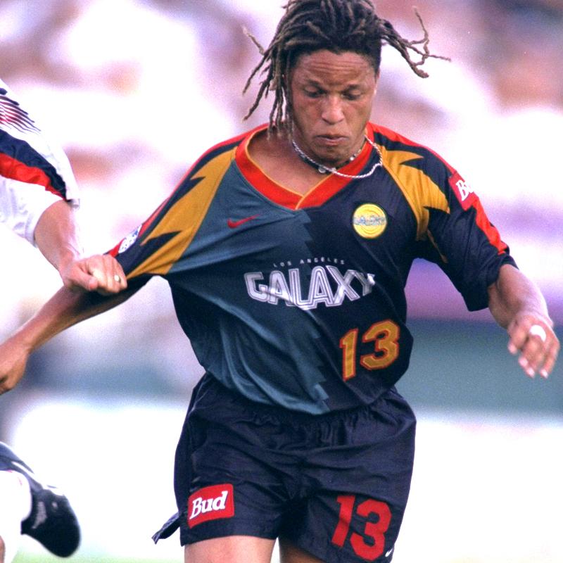 “ギザギザ”が復活！LAギャラクシー、2023新ユニフォームは「懐かしの3色デザイン」｜写真4