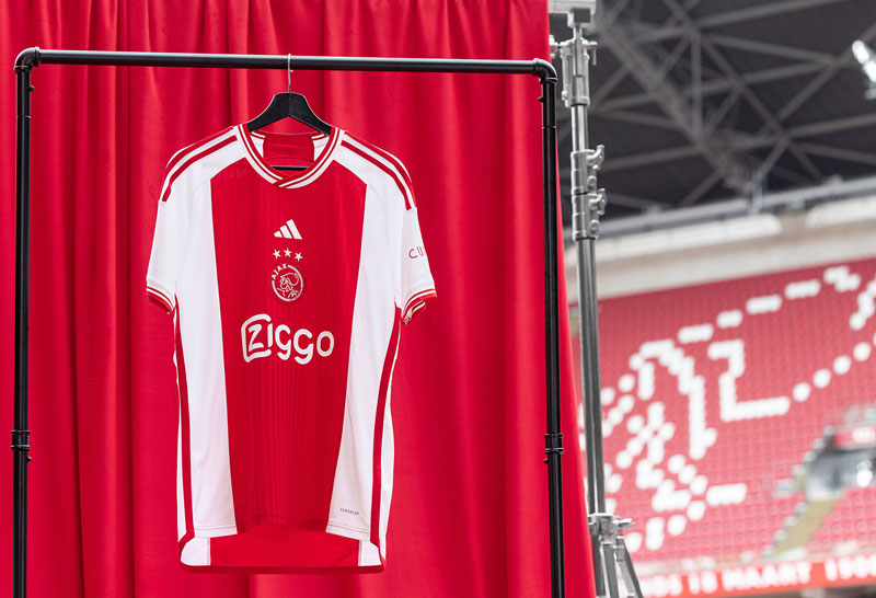 エンブレムは懐かしの“ど真ん中”！アヤックスが23-24新ユニ発表　女子ユニは「黄金期感」が半端ない｜写真7