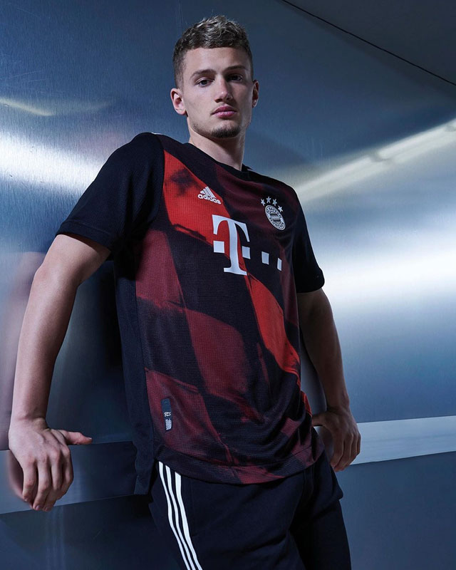 バイエルン、2020-21新サードユニフォーム発表！あの「ゲーム限定ユニ」を彷彿｜写真6