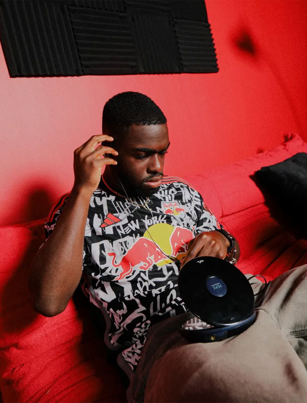 NYレッドブルズ、「HIP HOP誕生50周年」を祝う新ユニを発表！黒白の記念ラベルは“あの検閲マーク”｜写真7