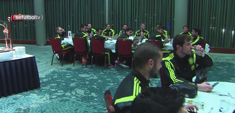 スペイン代表の食事時の座席から見える「人間関係」がおもしろい｜写真2