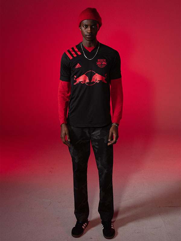 NYレッドブルズ、鮮烈すぎる新ユニフォームを発表！人気プロゲーマーもモデルに｜写真3