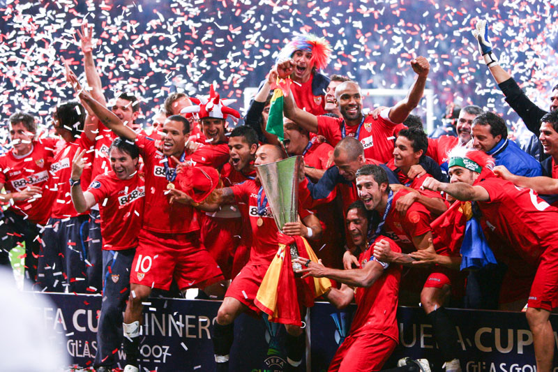 「歓喜と哀傷の交錯」セビージャ、UEFAカップ優勝記念ユニフォーム｜写真4