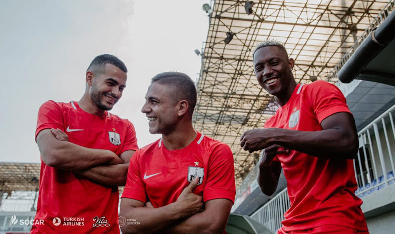 本田圭佑の新天地、ネフチの最新ユニフォーム！またしても「白黒縦じまを着る」｜写真5