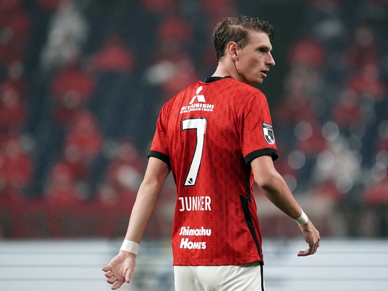 【月間表彰】浦和レッズFWユンカーに聞いた！ゴールパフォで「芝生の上を滑る」って簡単なの？｜写真3