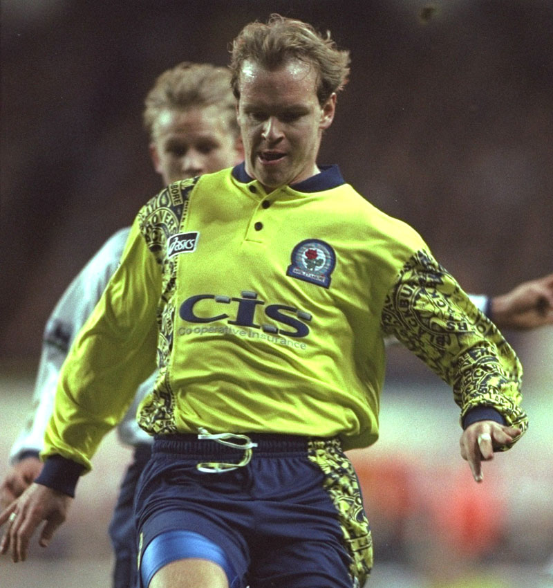 腐ったバナナに絵の具箱！英国サッカー「ヒドすぎたユニフォームたち」｜写真3