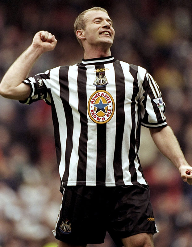 武藤嘉紀の新天地、ニューカッスルの「25年間分のホームキット」をまとめて見る｜写真5