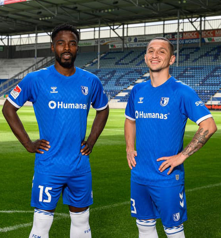 伊藤達哉が所属のマクデブルク！23-24ユニは「ミラン戦勝利50周年」を祝う白青デザイン｜写真5