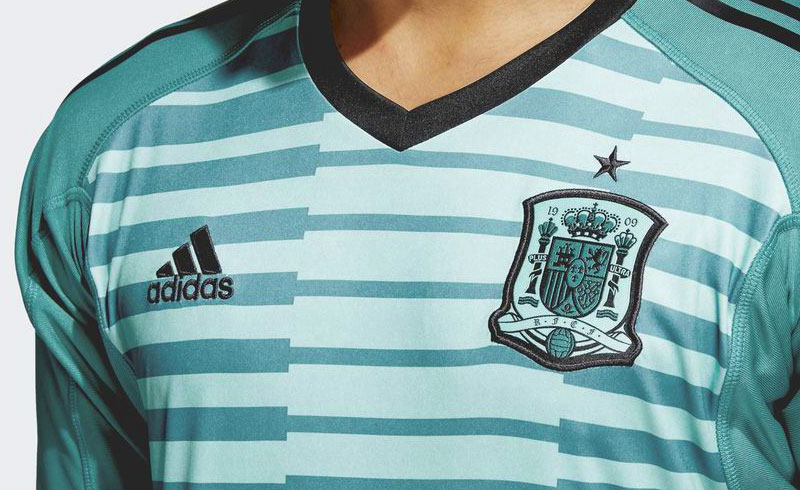 スペイン代表、W杯に向けた新ユニフォームは“あのダイヤモンド”が復活！｜写真7