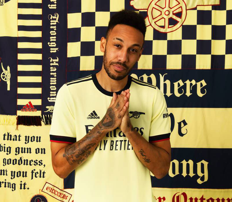 大砲ロゴ復活！アーセナル、2021-22新アウェイユニフォームを発表｜写真7