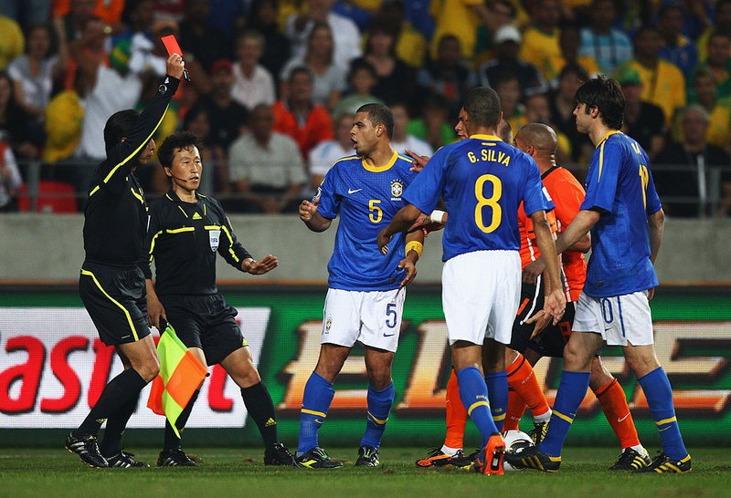 セルヒオ・ラモスじゃなかった！歴史上「最も多くのレッドカードを受けた選手」TOP10｜写真4