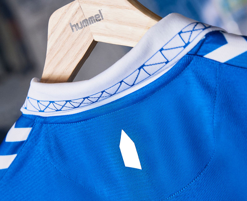 エヴァートンが23-24新ユニフォームを発表！10年ぶりに「襟付きデザイン」が復活｜写真3