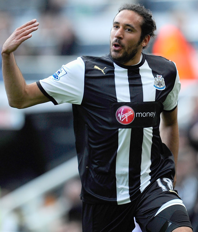 武藤嘉紀の新天地、ニューカッスルの「25年間分のホームキット」をまとめて見る｜写真16