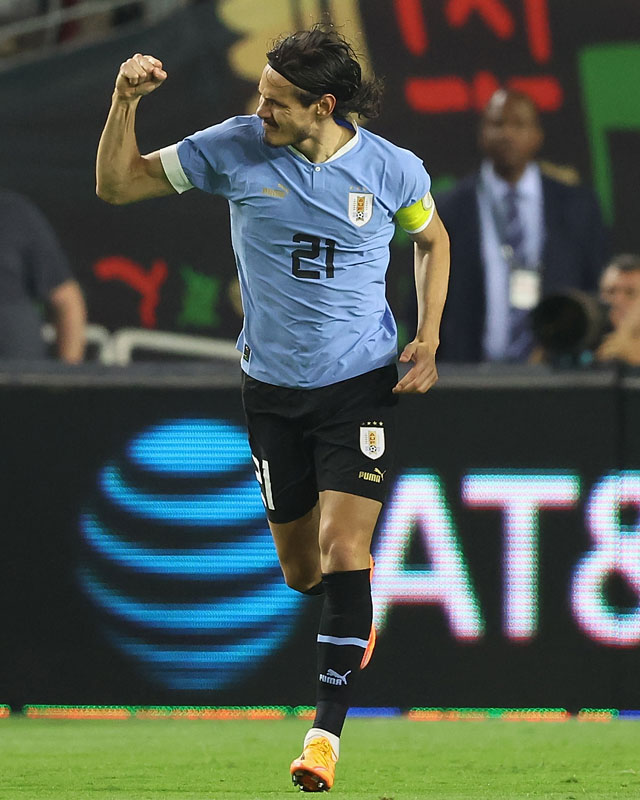 ウルグアイ代表、カタールW杯に向けた新ユニフォーム発表！クラシックな“ポロ襟”スタイル｜写真3