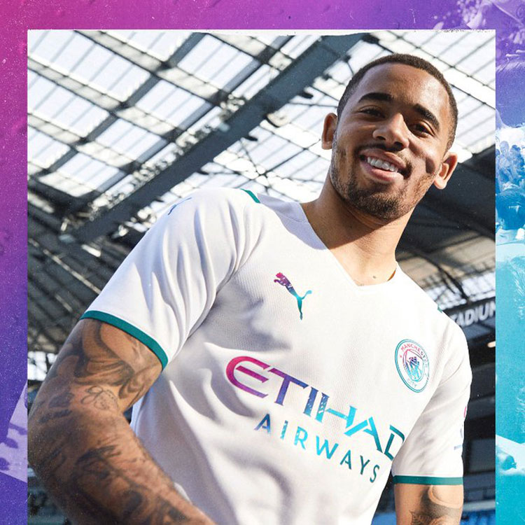 マンチェスター・シティ、21-22新アウェイユニフォーム発表！「水と虹色」をデザイン｜写真4