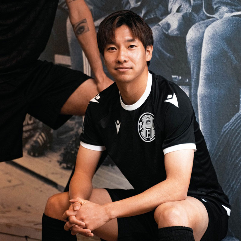 奥川雅也がモデルに！ビーレフェルト、漆黒の「優勝100周年記念ユニ」を発表｜写真5