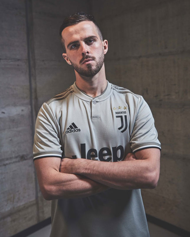 ユヴェントス、ベージュ系が新鮮な2018-19アウェイユニフォームを発表！｜写真10