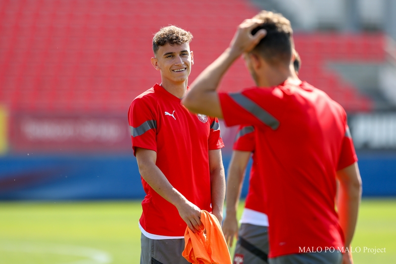 ストイコヴィッチ監督が自信を見せる「首位決戦の前日」 喜熨斗勝史コーチ率いる練習を現地で撮影した｜写真10