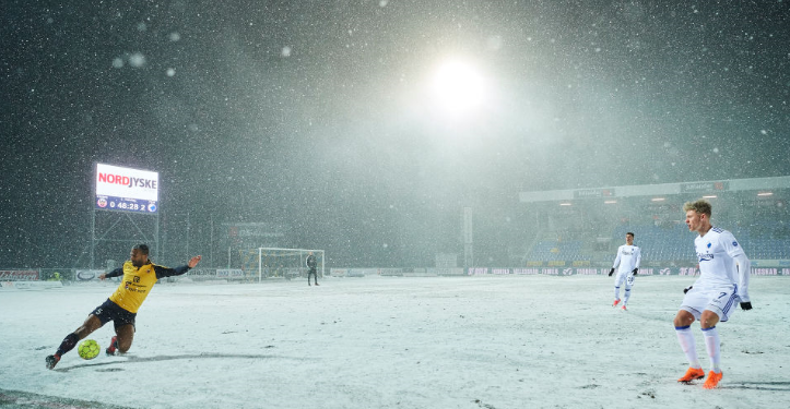 雪のなか美女が「プールで試合観戦」！仰天の“ジャグジー席”が登場｜写真4