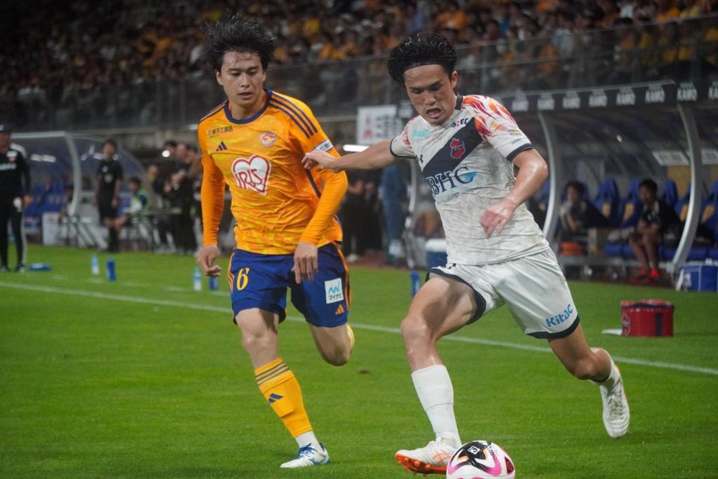 J2ベガルタ仙台がいわきFCにシーズンダブル！故郷のクラブを圧倒した仙台MF松井蓮之「成長した姿を見せられたことは良かった」｜写真3