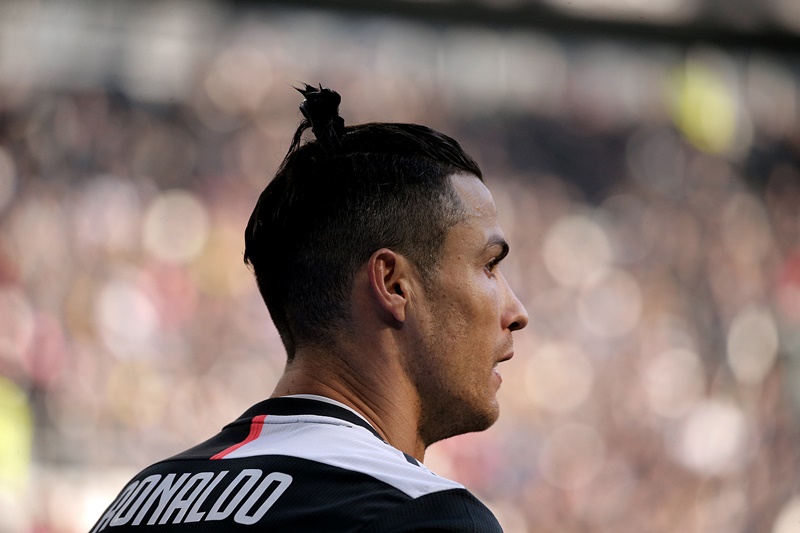 イケメン爆発！Ｃ・ロナウド、デビュー以降の「髪型変遷」がこれ｜写真12