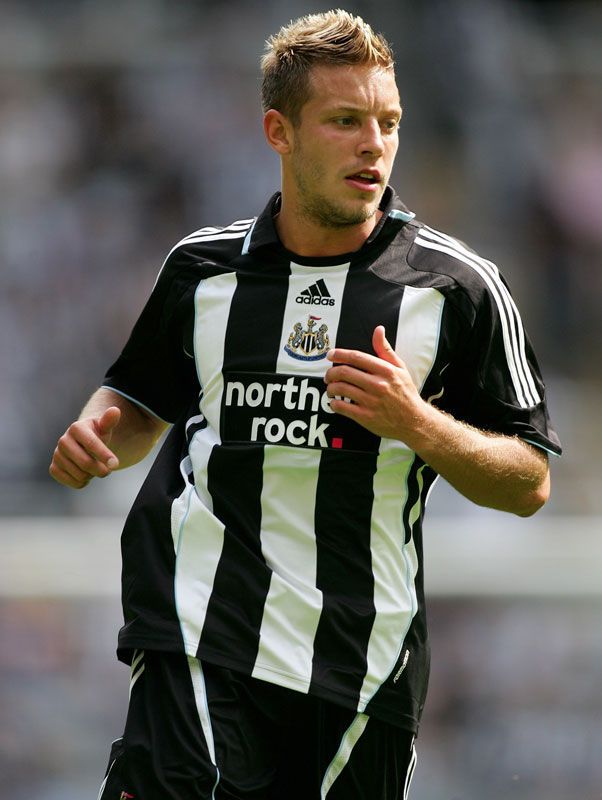 武藤嘉紀の新天地、ニューカッスルの「25年間分のホームキット」をまとめて見る｜写真12