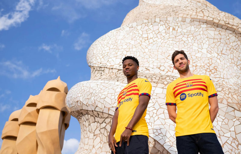 バルセロナ、22-23新ユニフォーム「セニェーラ」を発表！“カタルーニャの旗”をデザイン｜写真4