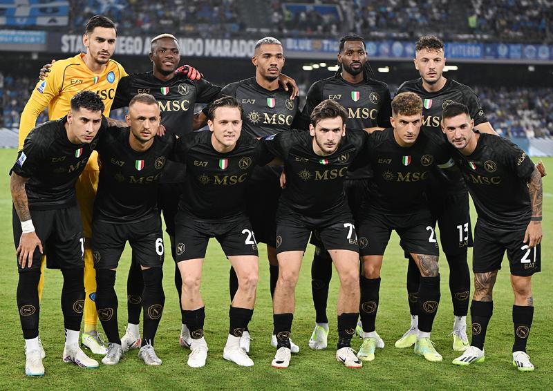 王者ナポリ、漆黒になぜか「タトゥー」デザインの新ユニが登場　その狙いは“屈強ラグビーチーム”か｜写真4