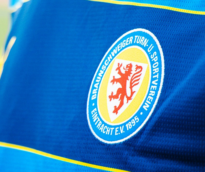 遠藤渓太が所属のブラウンシュヴァイク、23-24新ユニ登場！なぜ色は「青と黄」なのか｜写真6