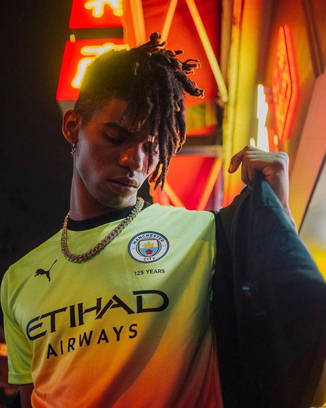 マンチェスター・シティ、「輝きを表現」の2019-20サードユニフォームを発表！｜写真6