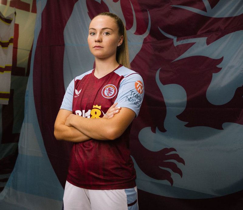 NEWエンブレム登場！アストン・ヴィラが23-24新ユニを発表　新たな胸ロゴは「ギャンブル系」｜写真6