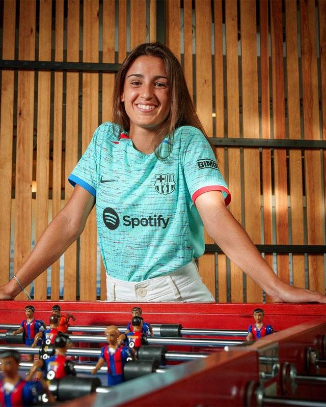 バルセロナが“DNA”を受け継ぐ新サードユニを発表！メッシ、グアルディオラも着たカラーが復活｜写真7