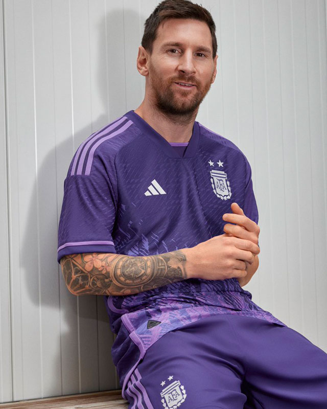 “紫の太陽”を描く！アルゼンチン代表、カタールW杯に向けた新アウェイユニフォームを発表｜写真5