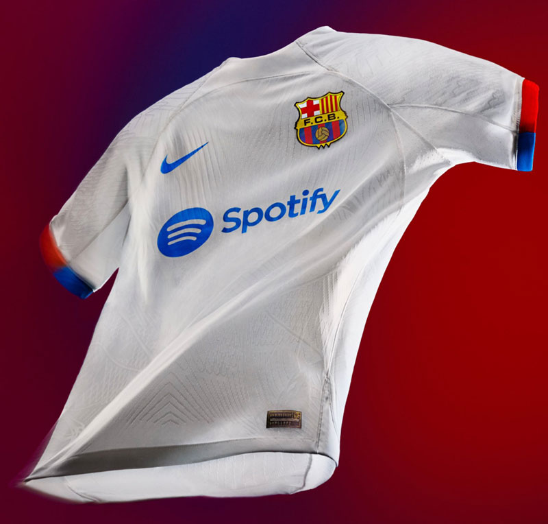 “白ユニ”が復活！バルセロナ、23-24新アウェイユニを発表　エンブレムは「旧デザイン」が再登場｜写真3