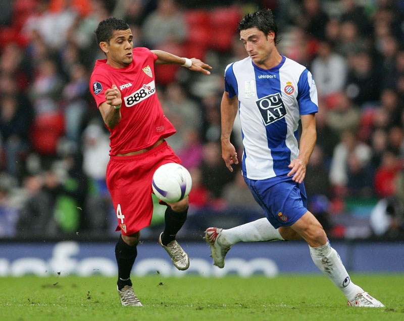 「歓喜と哀傷の交錯」セビージャ、UEFAカップ優勝記念ユニフォーム｜写真3