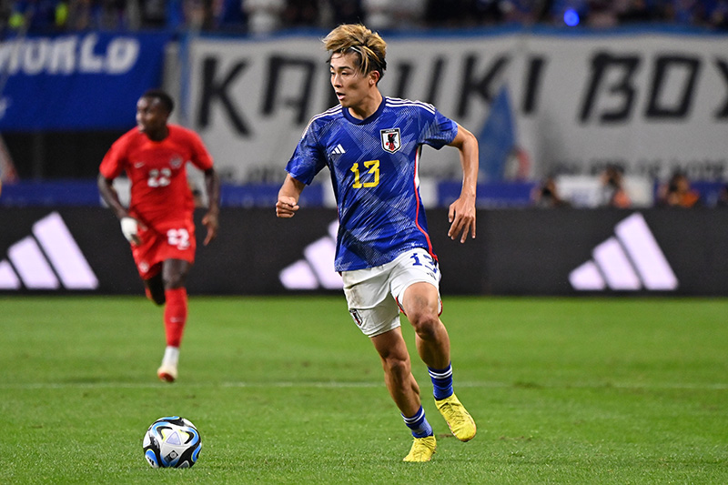 三笘薫vs中村敬斗！ソックスを「上げる」「下げる」天才たち｜写真7