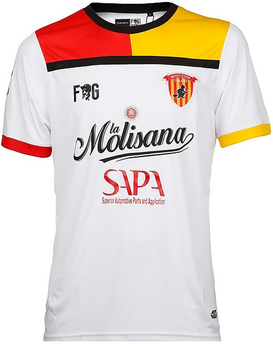 「ほうきに乗った魔女」のエンブレム！ベネヴェントの2017‐18ユニフォーム｜写真5