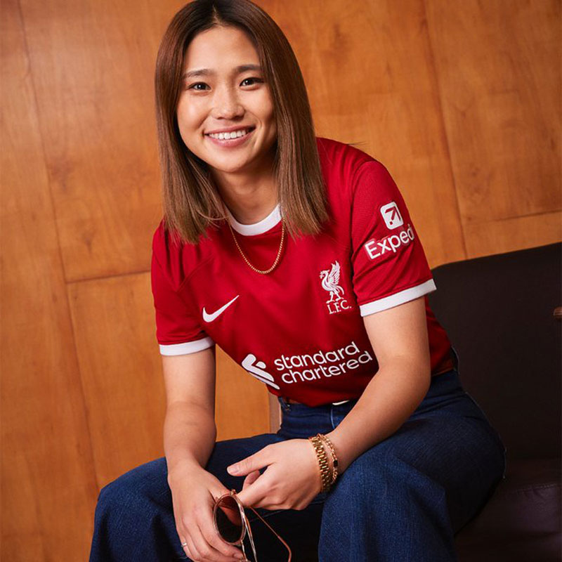 リヴァプール、2023-24新ユニフォームを発表！長野風花もさっそく着たぞ｜写真5
