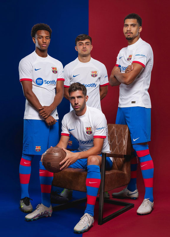 “白ユニ”が復活！バルセロナ、23-24新アウェイユニを発表　エンブレムは「旧デザイン」が再登場｜写真7