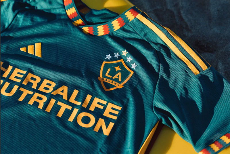 “ギザギザ”が復活！LAギャラクシー、2023新ユニフォームは「懐かしの3色デザイン」｜写真3