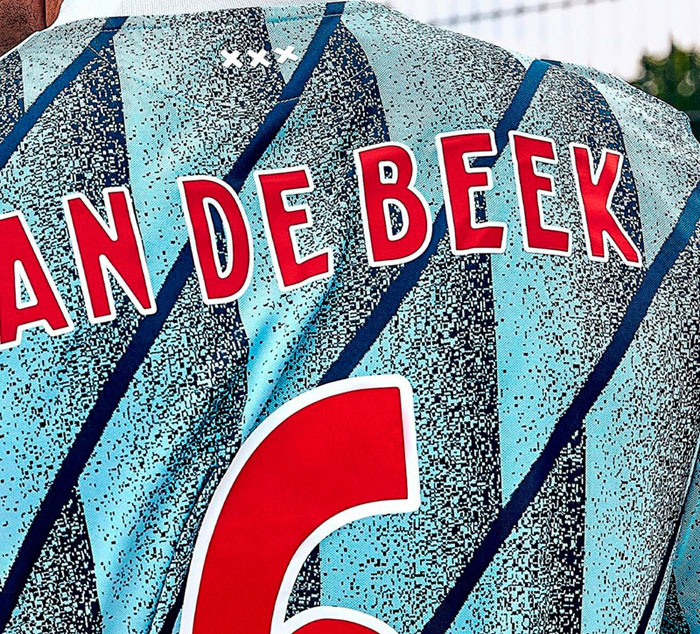 アヤックス、「冷たいブルー」の2020-21新アウェイユニフォームを発表！｜写真5